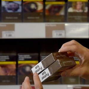 Certaines marques de cigarettes ont choisi d'appliquer une hausse de prix supérieure aux 50 centimes attendus en mars.