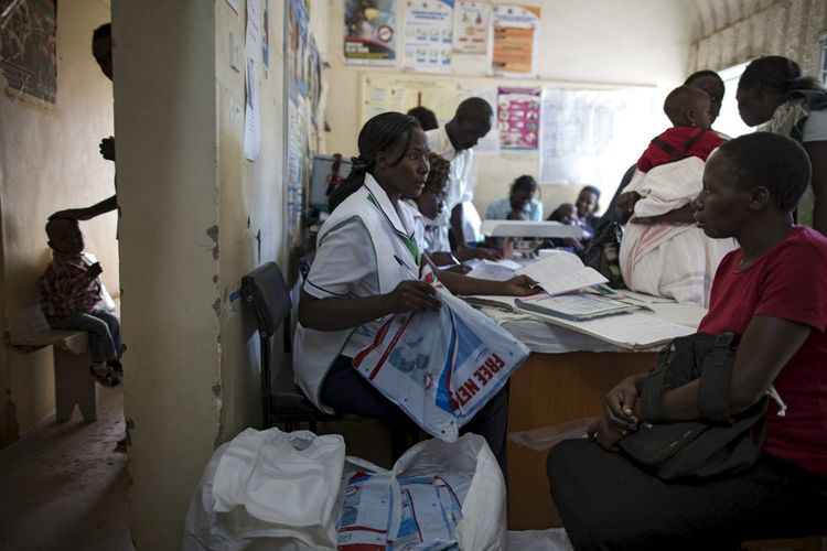 Distribution de moustiquaires, dans un centre prénatal au Kenya pour prévenir le paludisme, en 2014.