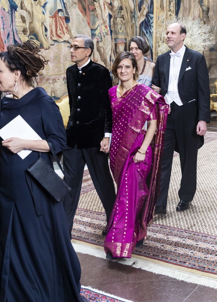 Esther Duflo et son mari Abhijit Banerjee se rendent au dîner du roi de Suède, à Stockholm, le lendemain de la remise de leur prix, en décembre 2019.