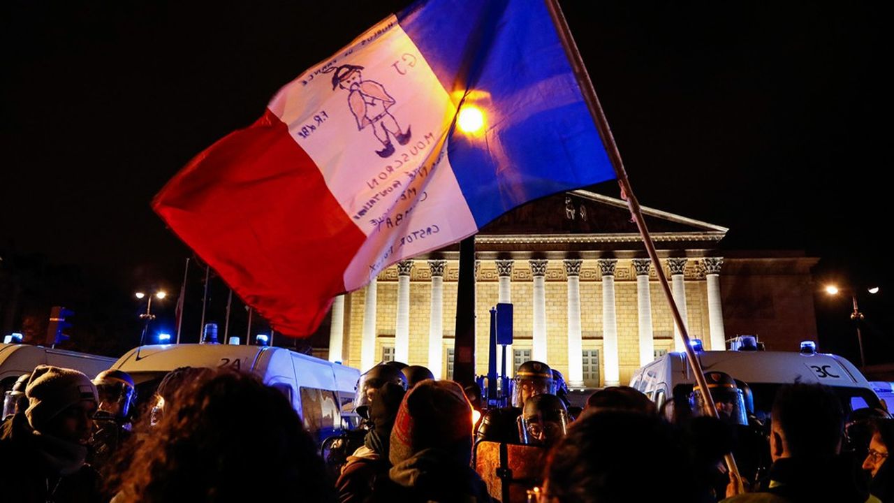 Quelques rassemblements ont eu lieu, comme ici devant l'Assemblée nationale à Paris, après l'annonce du recours au 49.3 par le Premier ministre qui fait face à des oppositions remontées.