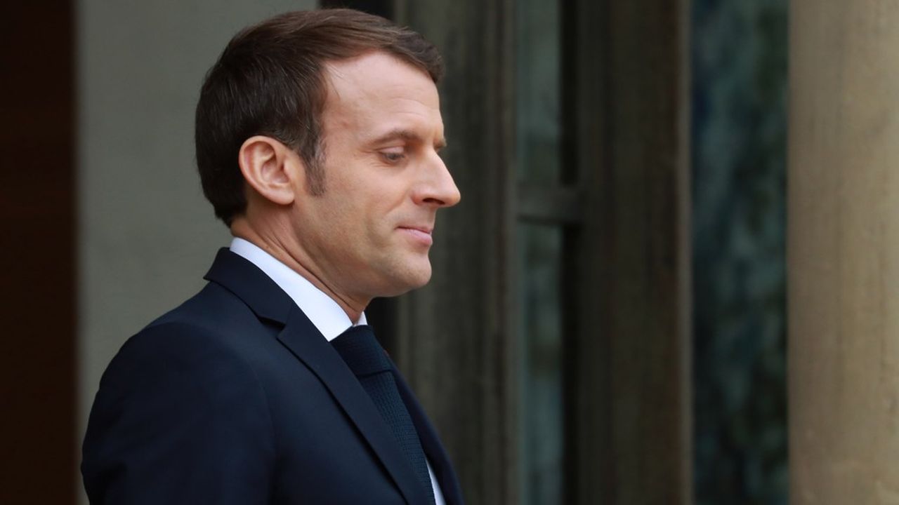 En baisse pour le deuxième mois consécutif, Emmanuel Macron repasse sous la barre des 30 % de confiance, selon le baromètre Elabe pour « Les Echos » et Radio Classique.