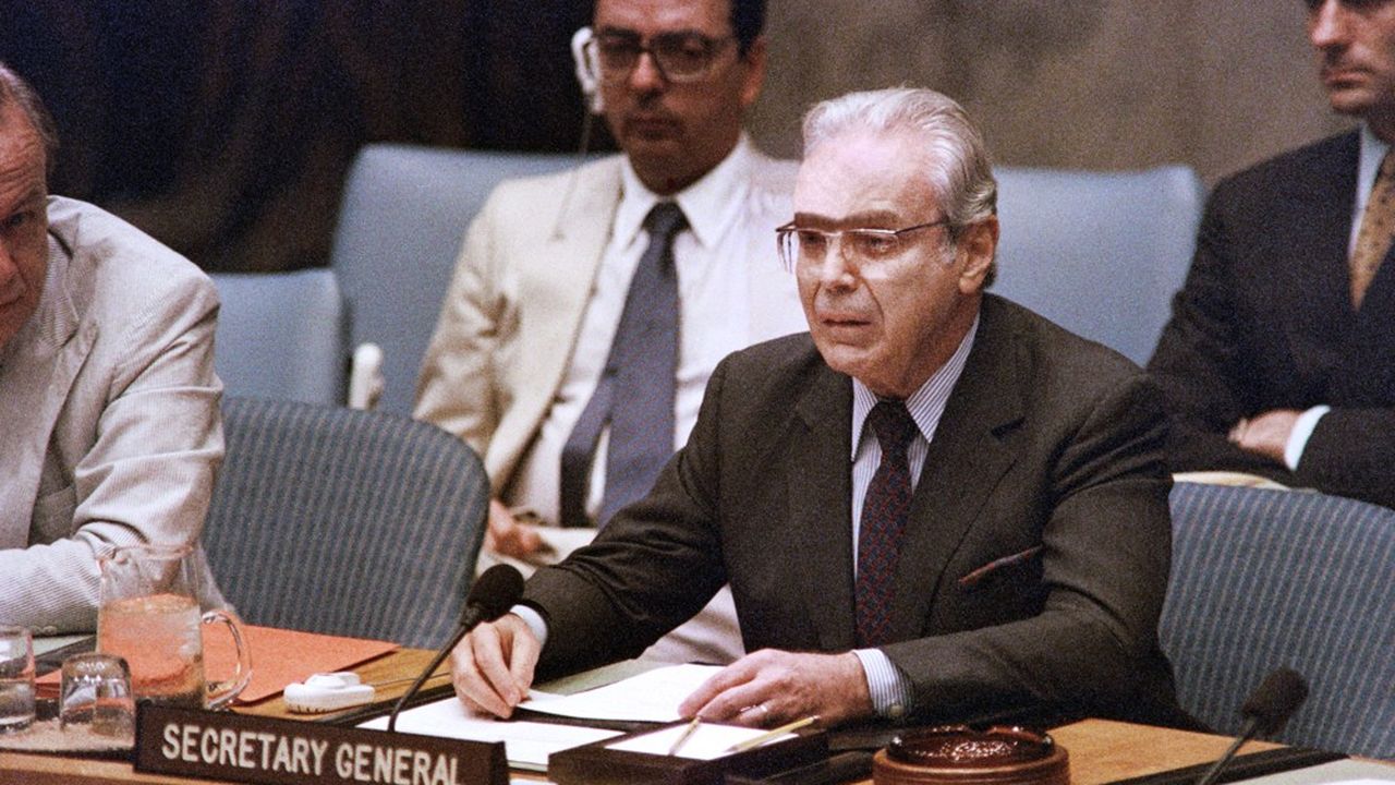 Le secrétaire général de l'ONU Javier Perez de Cuellar en 1988 lors de l'annonce d'un cessez le feu dans la guerre Iran-Iraq. 