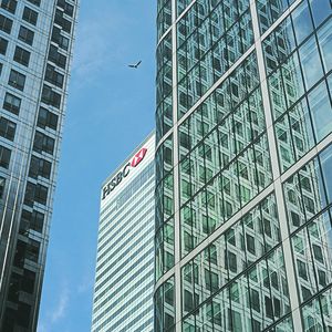 La plus grosse banque de l'Union, HSBC, a dû évacuer jeudi matin des dizaines de ses employés du pouls financier de Londres, au dixième étage de son immeuble de Canary Wharf.