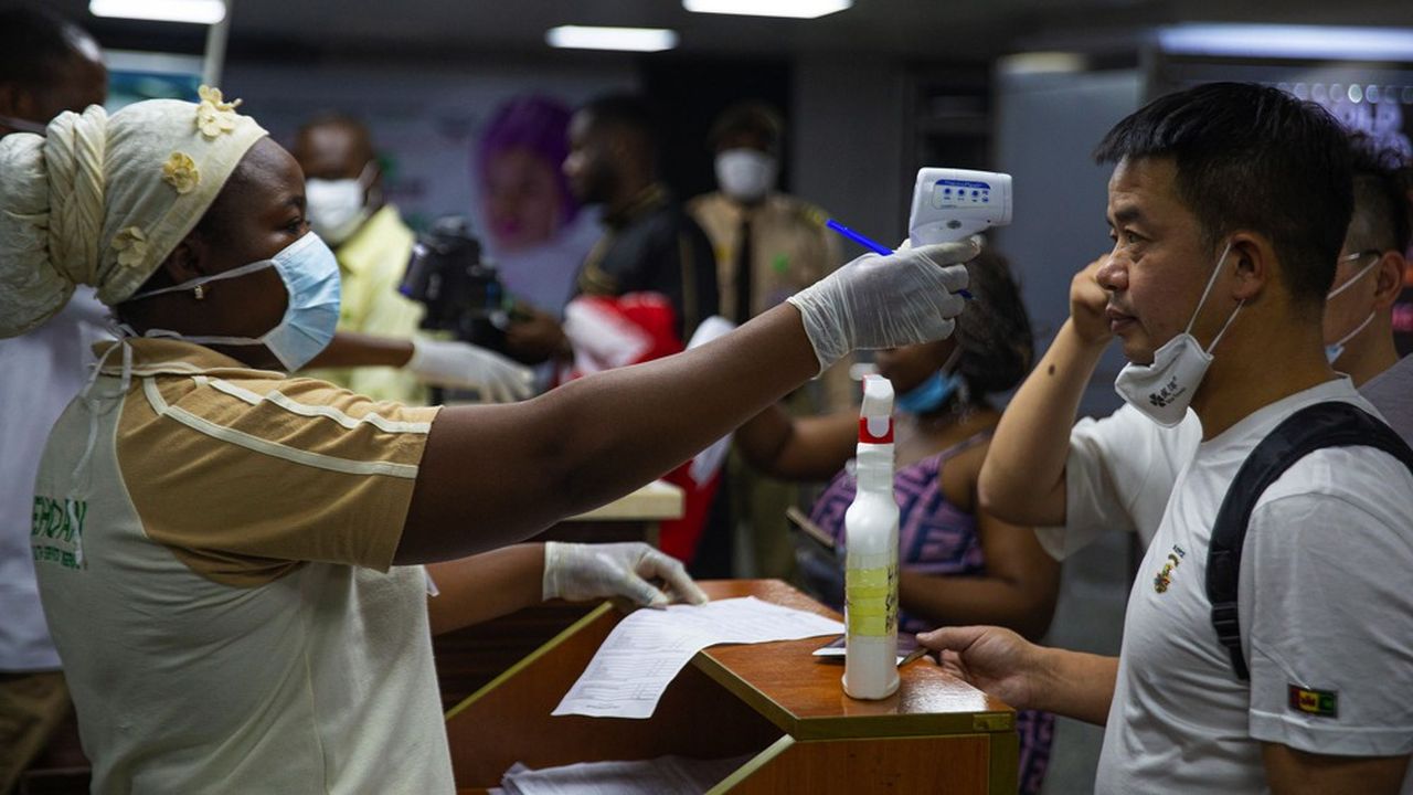 A Lagos comme dans d'autres aéroports d'Afrique subsaharienne, l'identification des personnes contaminées par le coronavirus commence dès l'arrivée des vols.
