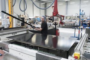 Un technicien dans une usine de panneaux photovoltaïques à Carquefou (Loire-Atlantique).
