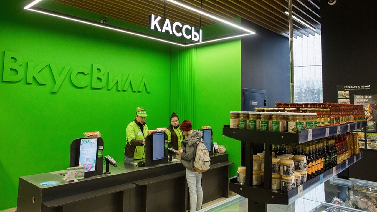 La surprenante expansion de l'enseigne Vkusvill (littéralement « ville du goût »), success-story de la distribution russe offrant proximité et qualité, met Auchan de trouver les bons espaces en centre-ville qui commencent à se faire rares.