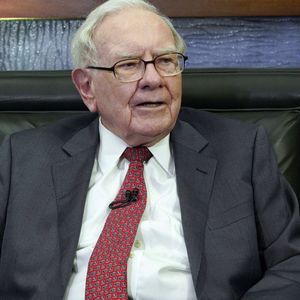 Surnommé l'oracle d'Omaha, Warren Buffett a bâti sa fortune estimée à plus de 80 milliards de dollars grâce à des prises de participation de long terme et souvent majoritaires via sa société Berkshire Hathaway.