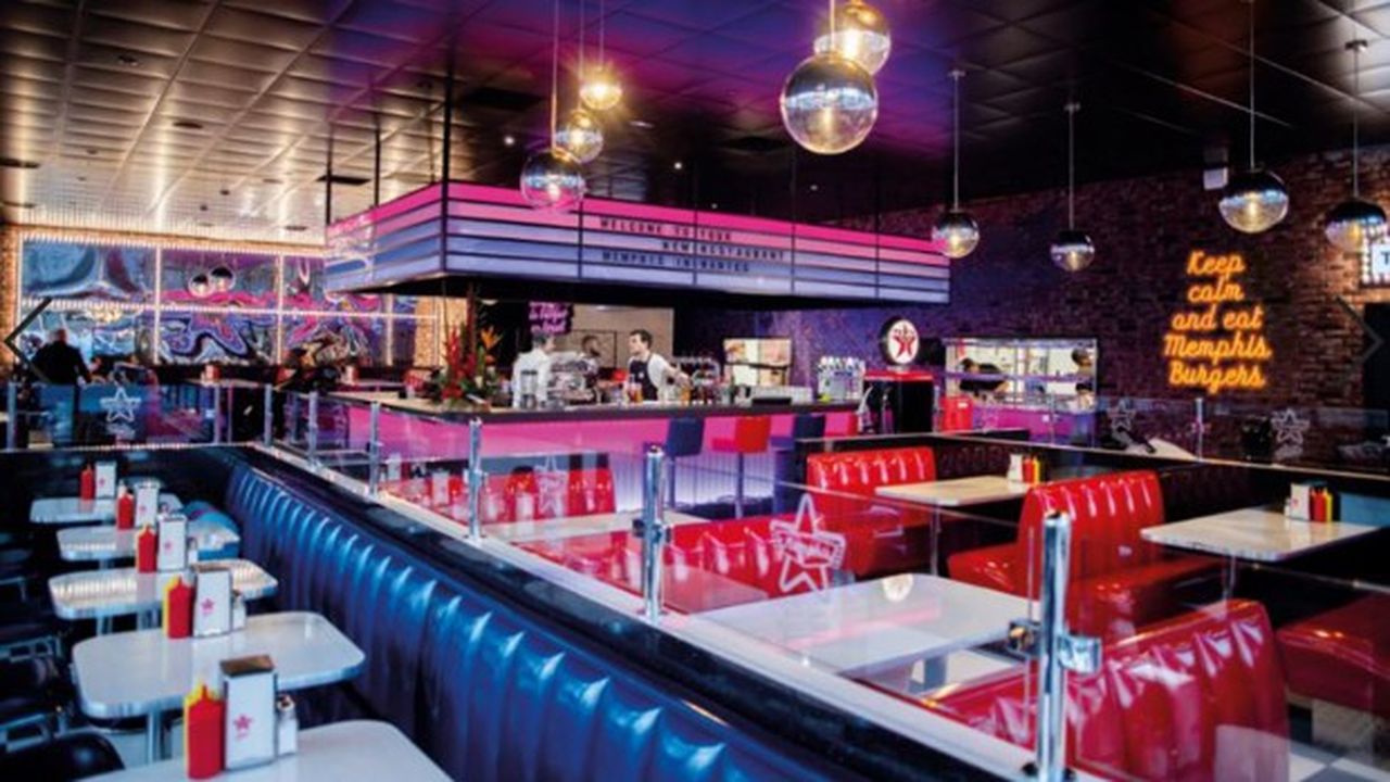 Dans le nouveau concept, un bar central anime le restaurant.