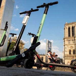 La mairie de Paris a décidé de lancer un appel d'offres pour réguler le marché des trottinettes, qui a compté jusqu'à 12 opérateurs en 2019.