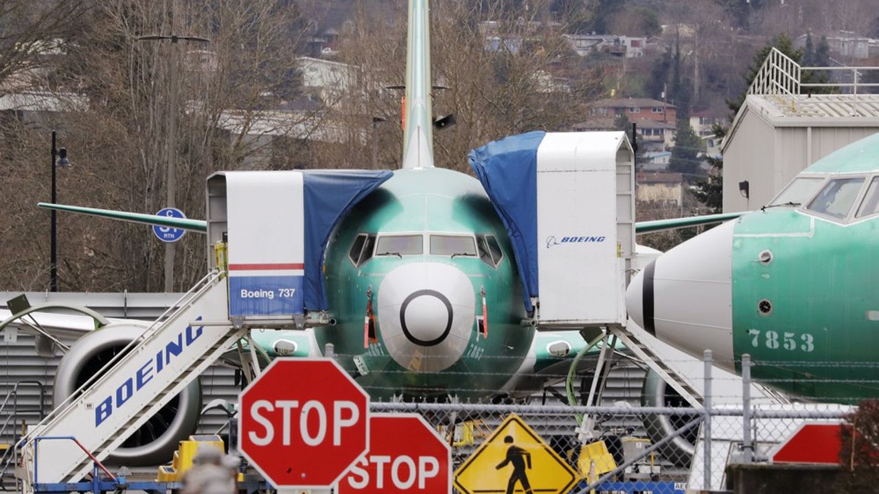 Boeing a enregistré plus d'annulations que de nouvelles commandes en février et a décidé de geler ses embauches