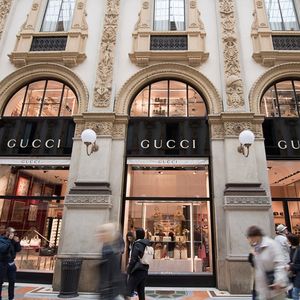 Avec sa marque star Gucci, mais aussi Bottega Venetta, Brioni ou Pomellato, Kering réalise la majorité de sa production en Italie.