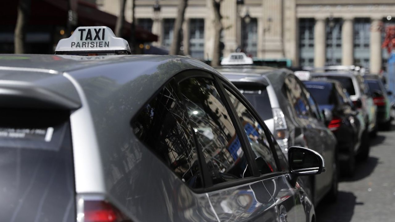 L'interdiction des rassemblements de plus de 1.000 personnes dans l'Hexagone a entraîné une cascade d'annulations de spectacles ou de congrès qui limitent d‘autant le nombre de clients à transporter pour les taxis.