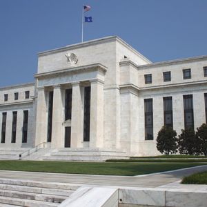 La Fed qui a déjà abaissé ses taux d'un demi-point de pourcentage, jusqu'à une fourchette comprise entre 1 % et 1,25 %, pourrait les ramener à 0 mercredi.