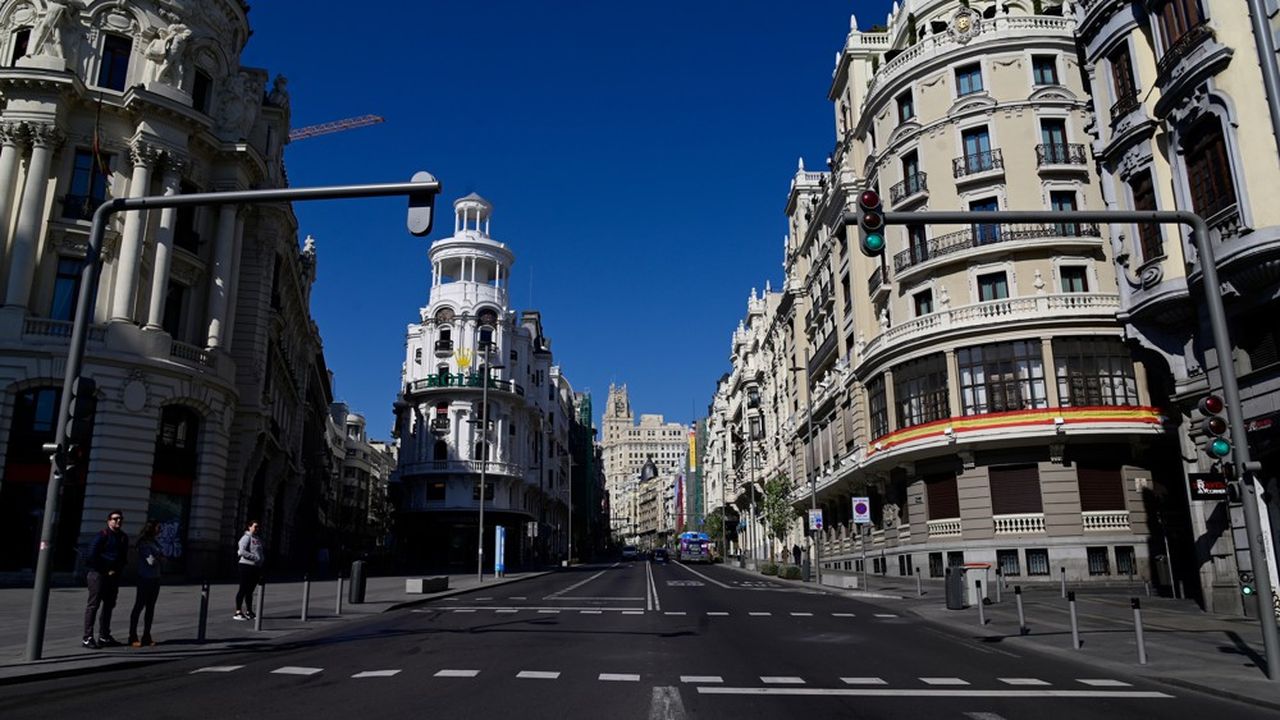 La Gran Via à Madrid samedi après la fermeture des magasins.