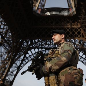 Appelés en renfort après les attentats de 2015, les militaires français ne sont pour l'heure pas sollicités pour appliquer les mesures de confinement.