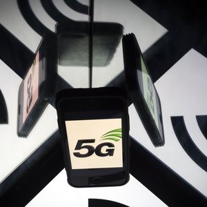 Les premiers forfaits 5G devaient être commercialisés à l'été par les opérateurs français
