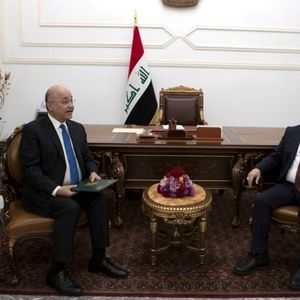 Le chef de l'Etat irakien, Barham Salih, à gauche, a chargé Adnane Zorfi de former un nouveau gouvernement.