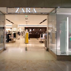Le groupe Inditex annonce la fermeture temporaire de 3.785 de ses magasins à travers 39 pays, soit la moitié de tous ses points de vente à travers le monde (ici Zara au centre commercial Belle-Epine).