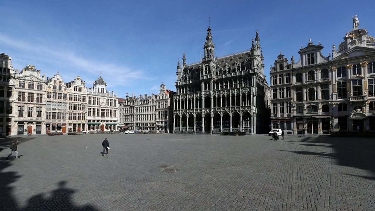 La Grand-Place de Bruxelles était déserte mercredi après-midi après l'entrée en vigueur des mesures de confinement en Belgique. 