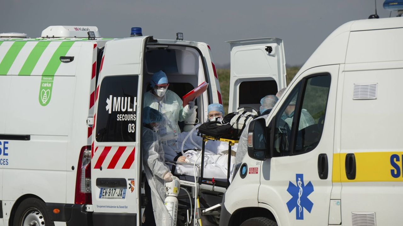 Des malades du Covid-19 ont été évacués mercredi par l'armée, de Mulhouse vers Toulon, car les capacités hospitalières publiques étaient insuffisantes sur place.