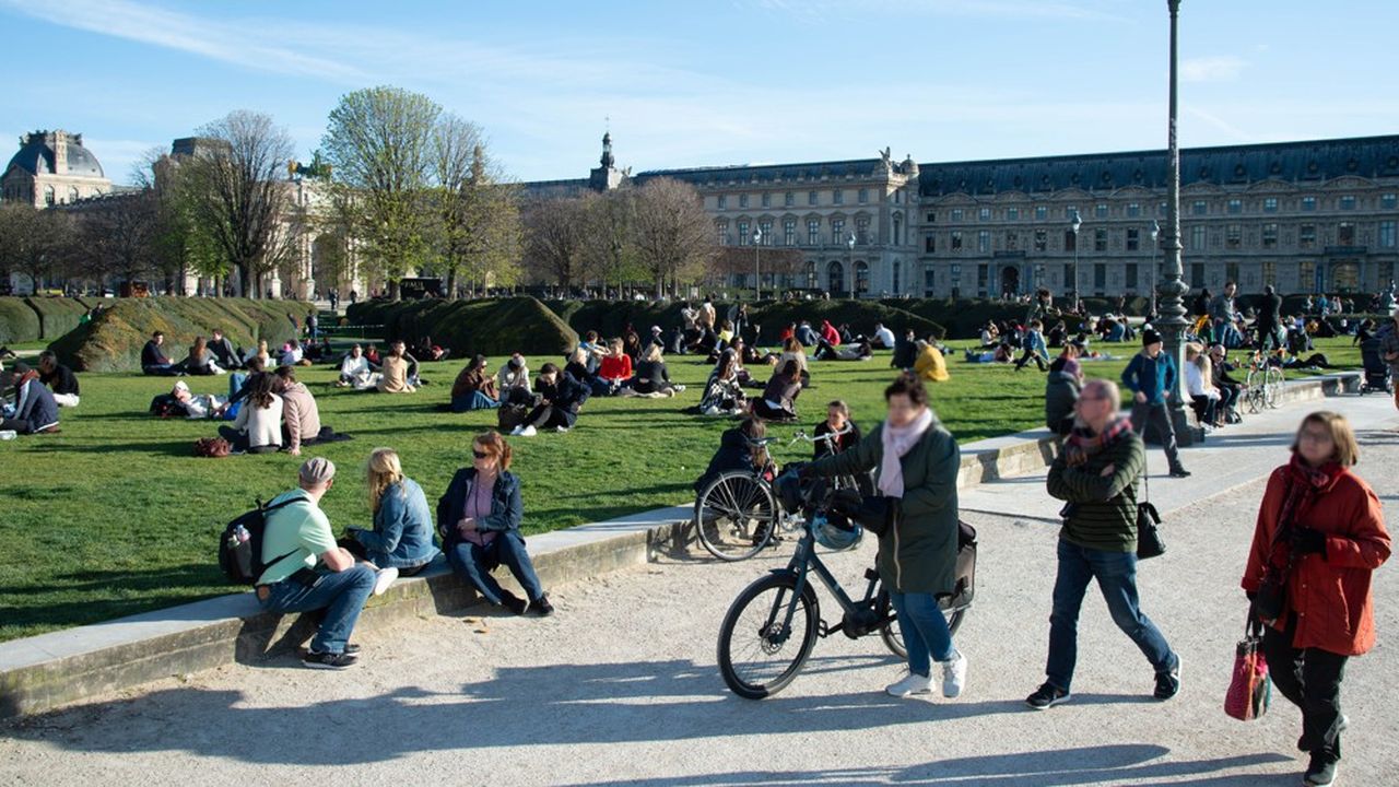 Dans le jardin des tuileries, de nombreux Francais sont sortis profiter du soleil et des 17 degrés du mois de mars en pleine épidémie du coronavirus, alors que le gouvernement a appelé la population au confinement.