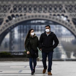 Un couple marche sur l'esplanade du Trocadéro à Paris.