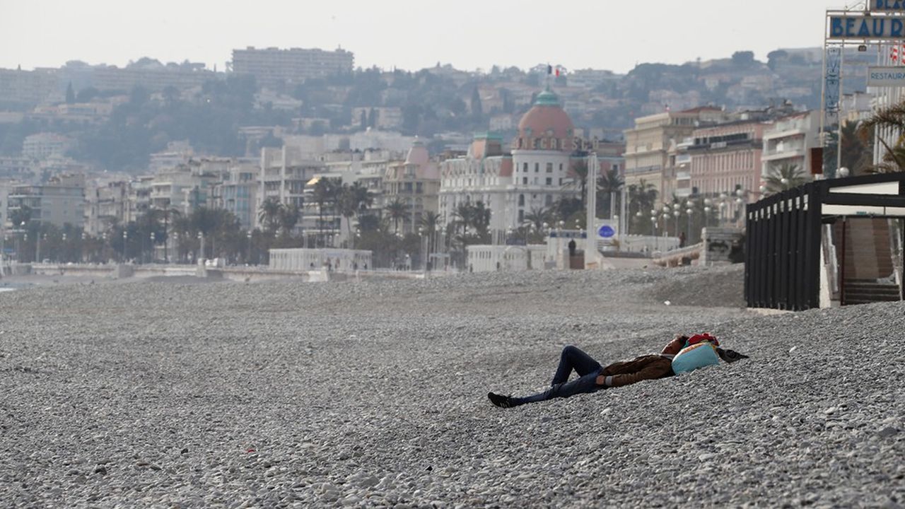 La plage longeant la promenade des Anglais, à Nice, est concernée par l'interdiction.