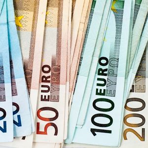 L'euro cède 3,6% depuis le début de l'année face au dollar et contre -37% pour les 50 plus grandes valeurs de la zone euro (indice Euro Stoxx 50)  