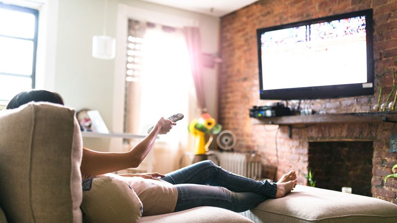 Les mesures de confinement ont conduit les Français à regarder la télévision pendant 4h30 par jour en moyenne.