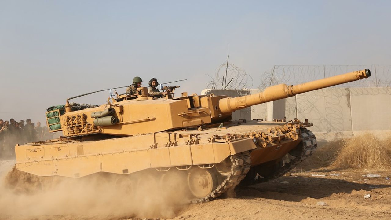 Les soldats turcs utilisent les chars Leopard 2 à la frontière syrienne.