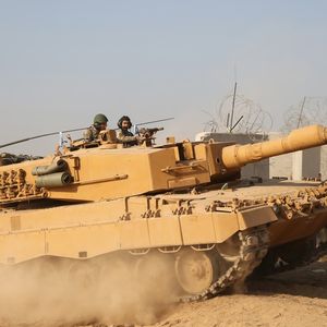 Les soldats turcs utilisent les chars Leopard 2 à la frontière syrienne.