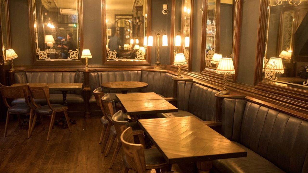 Des tables vides au Punch Tavern, un pub de Fleet Street, à Londres, jeudi.