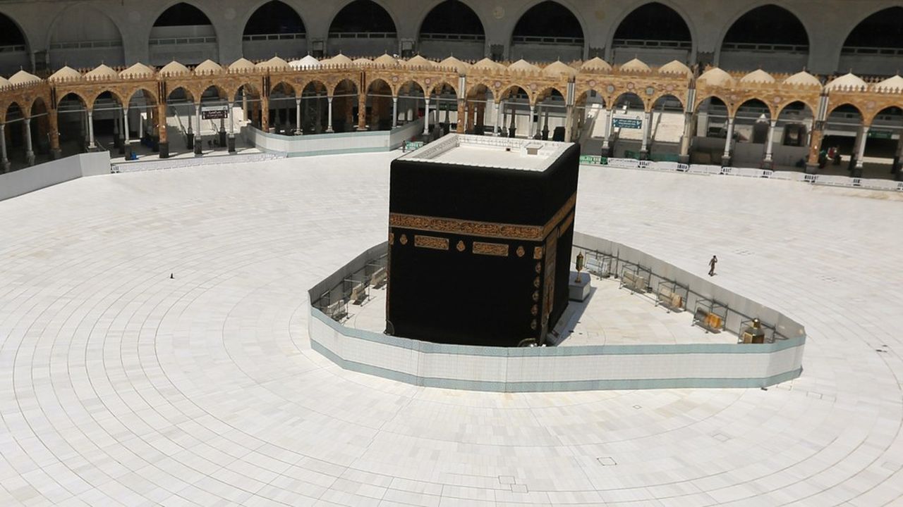 L'esplanade de la Kaaba, le lieu le plus sacré de l'islam, dans la grande mosquée de la Mecque, est vide pour la première fois depuis quatre siècles alors qu'elle est d'habitude noire de pèlerins.