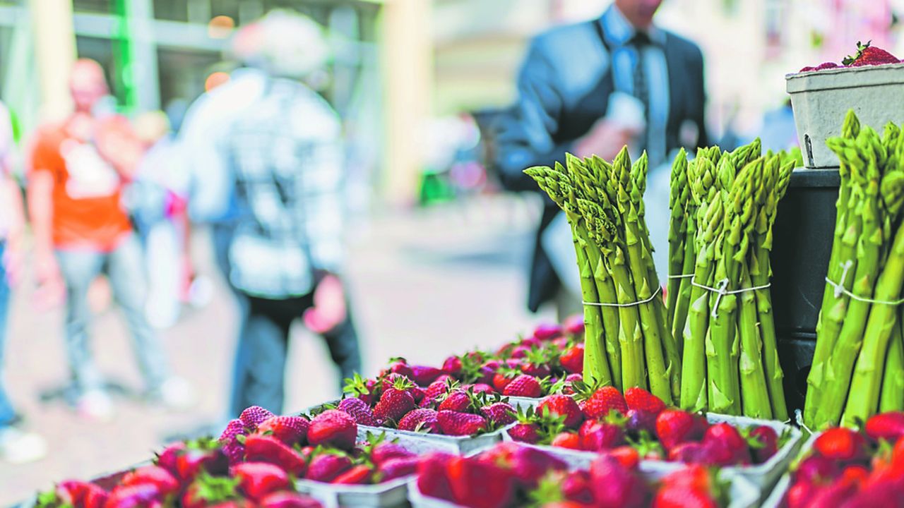 L'inquiétude monte chez les producteurs de fruits et légumes. Les asperges et les fraises entrent dans leur pic de production, alors que les consommateurs boudent les produits frais.