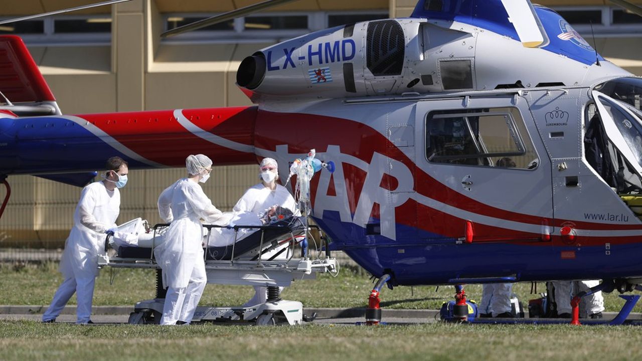 Une victime du Covid-19 est évacuée de l'hôpital de Mulhouse.