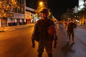 Des soldats tentent de faire respecter le couvre-feu pour éviter la propogation du coronavirus à Santiago, au Chili. 