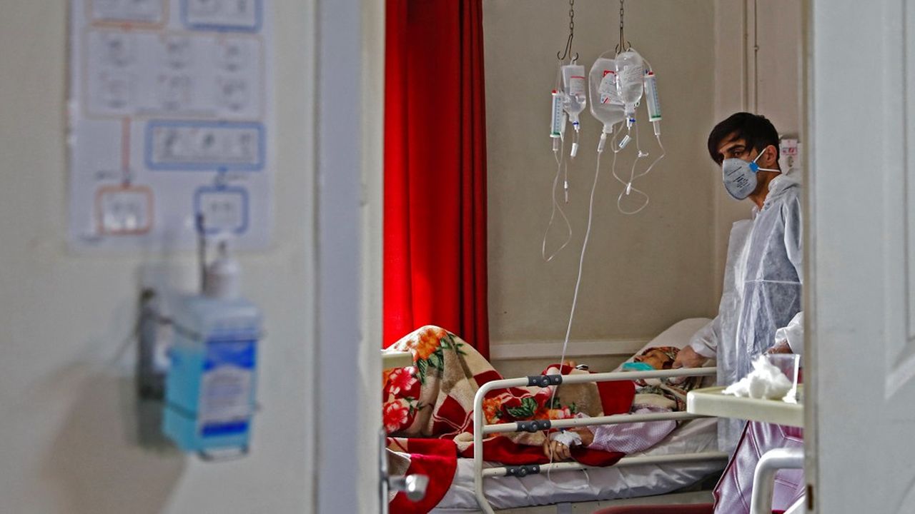 Un médecin traite un malade à Téhéran, capitale d'un des pays les plus affectés au monde par le Covid 19.