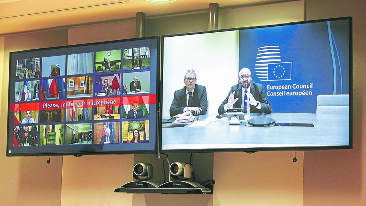 Au centre de l'écran de droite, Charles Michel, le président du Conseil européen, lors de la précédente visioconférence avec les 27 chefs d'Etat et de gouvernement de l'UE le 17 mars.