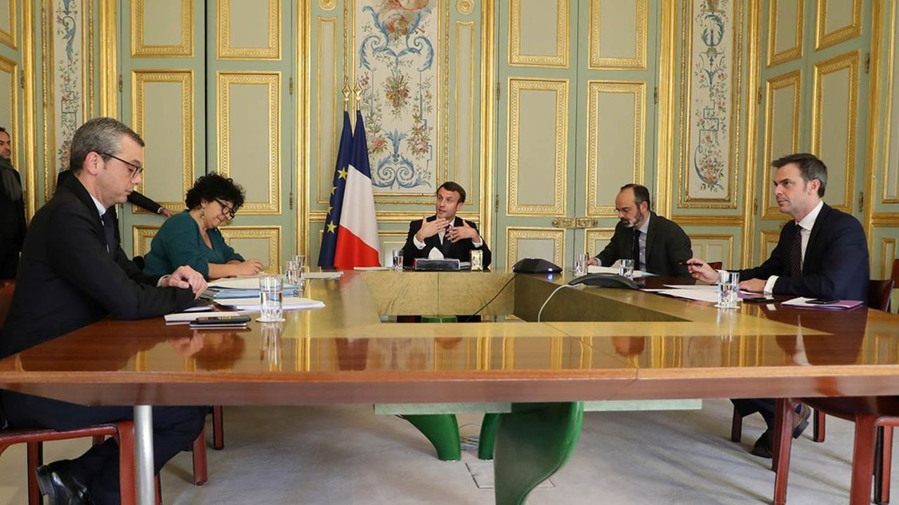 Emmanuel Macron lors de l'installation du Comité analyse recherche et expertise (Care) qui est chargé, entre autres, d'étudier les programmes et la doctrine de traitements, de tests et les pratiques de « backtracking ».