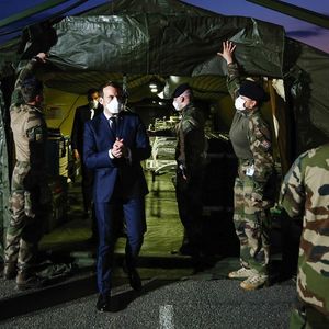 Emmanuel Macron lors de sa visite à l'hôpital de Mulhouse mercredi soir.