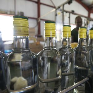 Après le gin, la vodka et le whisky, le rhum. Les distilleries des Départements d'Outre-Mer (DOM) promettent des dons d'alcool pour fabriquer du gel hydro-alcoolique. Certaines se lancent directement dans la fabrication.