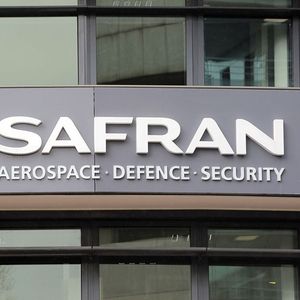 Safran poursuit ses activités dans l'aéronautique, le spatial et la défense, mais a néanmoins mis au chômage partiel 60 % de ses salariés en France.