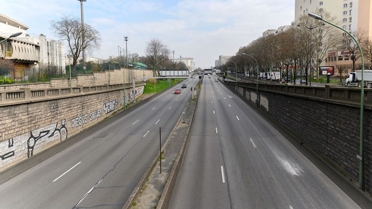 Le périphérique autour de Paris, célèbre pour ses bouchons, connaît un trafic extraordinairement fluide depuis le début du confinement.