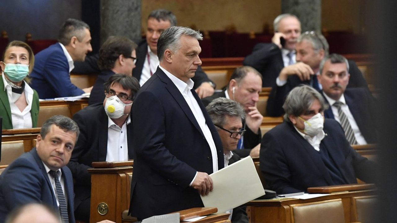 Le premier ministre hongrois, Viktor Orban, arrive cet après-midi au Parlement hongrois qui va lui accorder les pleins pouvoirs pour gérer la crise du coronavirus.