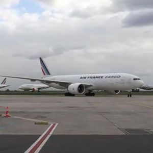 Un Boeing 777 cargo d'Air France a acheminé 100 tonnes de matériel médical en provenance de Chine, dimanche, dont 5,5 millions de masques.