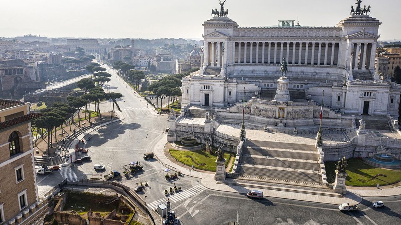 Piazza Venezia déserte à Rome (Photo d'Elio CASTORIA/AFP)