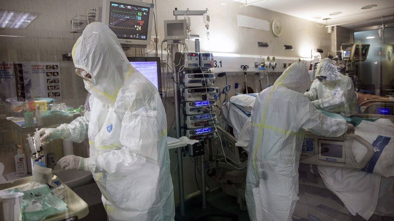 Des infirmiers assistent un patient dans une unité de soins intensifs de l'hôpital German Trias i Pujol de Badalona, en Espagne.