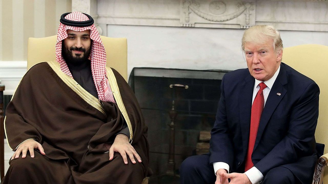 « Je viens de parler à mon ami MBS d'Arabie Saoudite, qui s'est entretenu avec le président Poutine de Russie, et je m'attends et j'espère qu'ils vont réduire d'environ 10 millions de barils » leur production de pétrole, a tweeté Donald Trump jeudi.