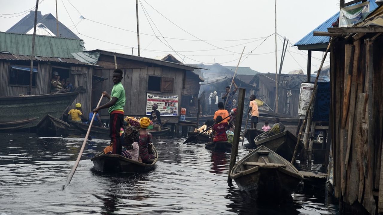 Les 300.000 habitants de Makoko, une banlieue lacustre de Lagos, n'ont même pas d'existence officielle puisque leur bidonville de près de 300.000 habitants n'apparaît sur aucune carte. Leur survie est menacée par la chute des cours de l'or noir.