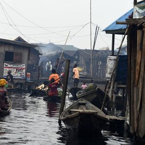 Les 300.000 habitants de Makoko, une banlieue lacustre de Lagos, n'ont même pas d'existence officielle puisque leur bidonville de près de 300.000 habitants n'apparaît sur aucune carte. Leur survie est menacée par la chute des cours de l'or noir.